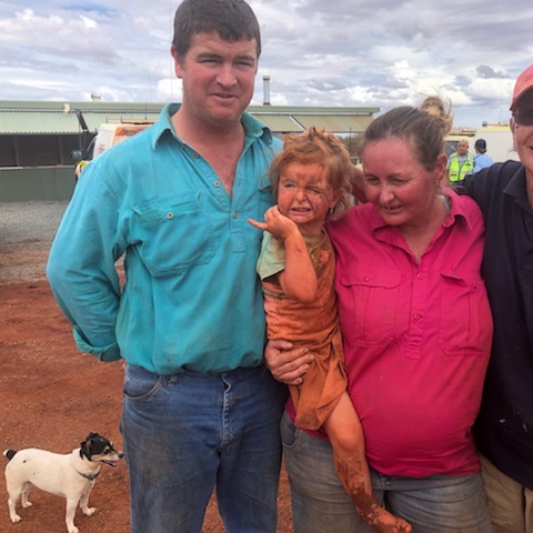 西澳大利亞皮爾布拉地區近日降下大雨，3歲女孩Matilda與家中的小狗15日突然失蹤，歷經搜救隊找尋後，16日終於發現女童與狗狗的身影。   圖：翻攝自Western Australia Police Force