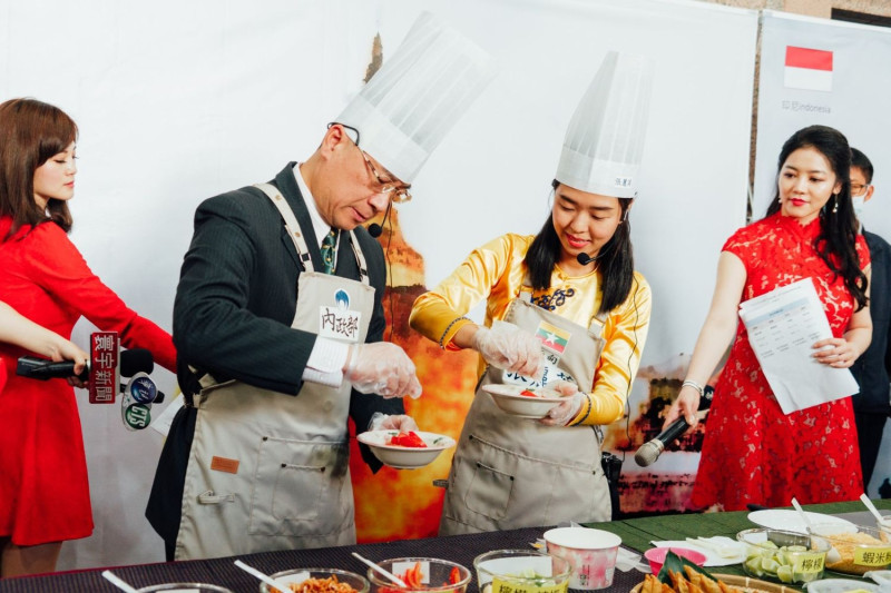內政部長徐國勇今年特別和緬甸空姐新住民張麗英，帶大家一起製作2道緬甸知名傳統小吃。   圖：內政部提供