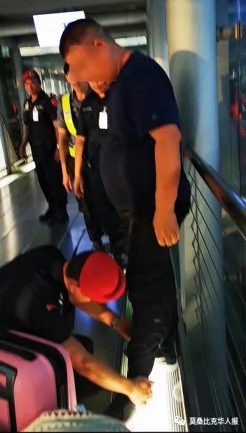中國昨天在網路上盛傳一則消息，200多名中國旅客途經泰國曼谷機場時，遭到反覆搜身   圖：翻攝自莫桑比克華人報微信公號