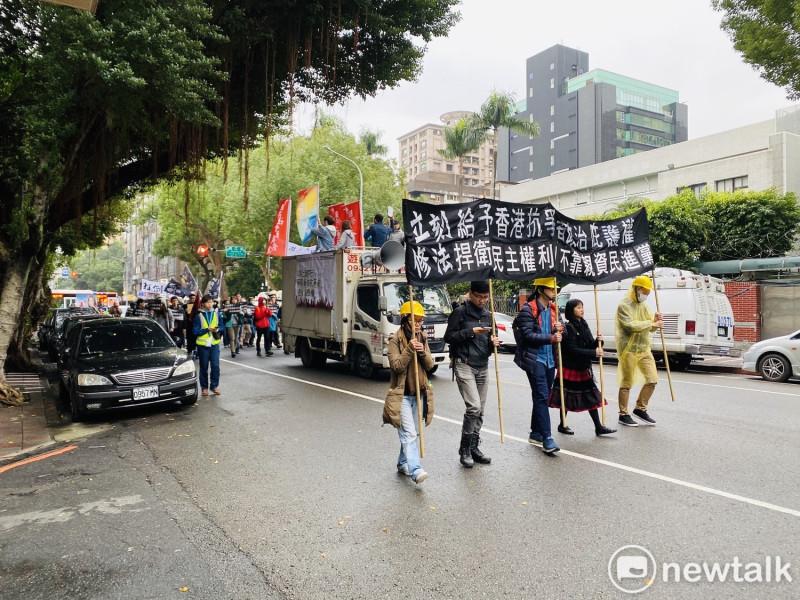 公民團體「國際社會主義前進」遊行至立法院。   圖：周煊惠 ／攝
