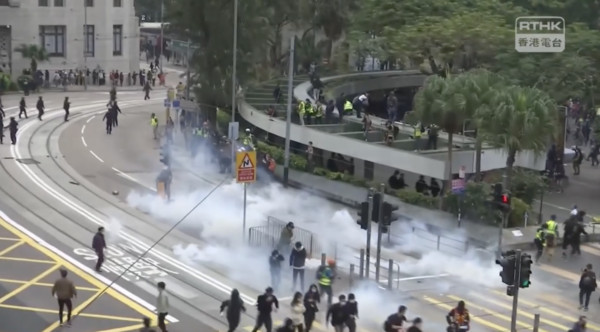 「天下制裁」集會傳暴力事件，港警發射催淚彈。   圖：翻攝香港電台臉書