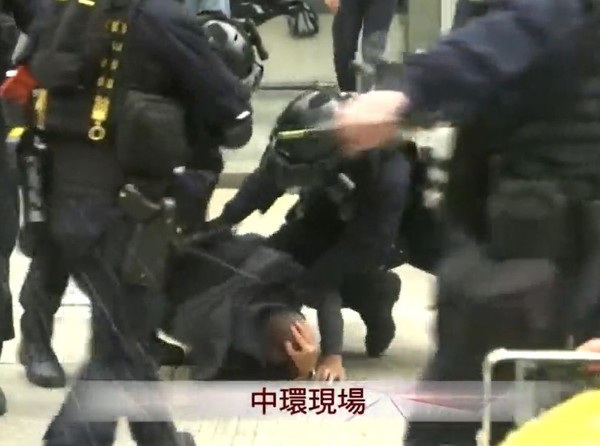 港警指出，為了應對暴力事件，正使用最低所需武力，包含施放催淚彈、驅散及拘捕違法者。   圖：翻攝香港電台臉書