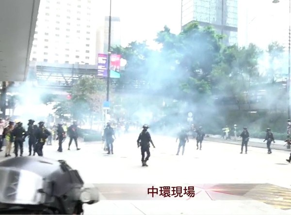 港警指出，為了應對暴力事件，正使用最低所需武力，包含施放催淚彈、驅散及拘捕違法者。   圖：翻攝香港電台臉書