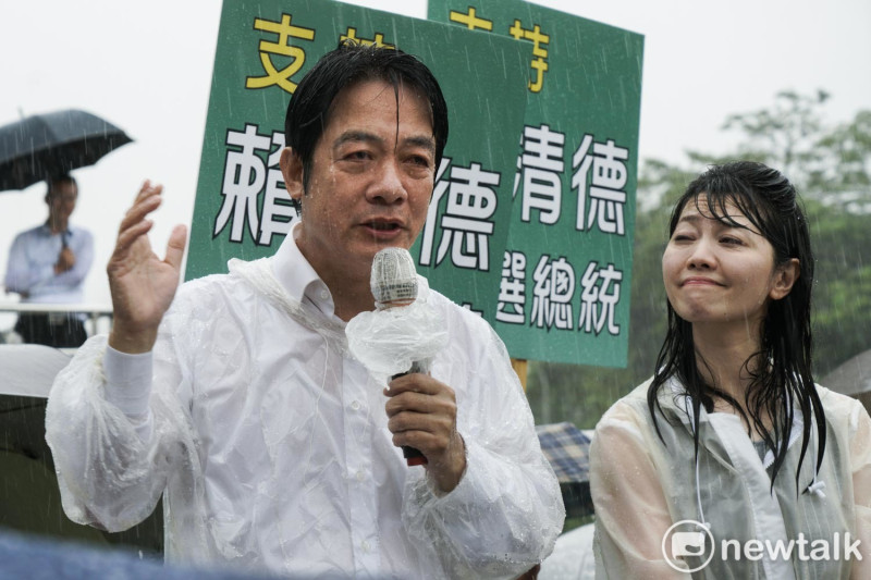 民進黨總統初選時，高嘉瑜在大雨下陪同賴清德掃街。   圖：張良一 / 攝（新頭殼資料照）
