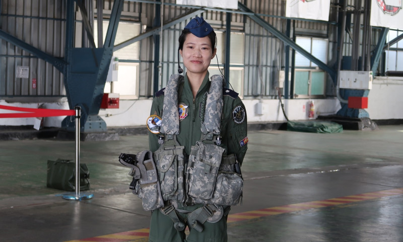 黑鷹直升機救護隊少校女飛行官黃荺期。   圖：林朝億/攝