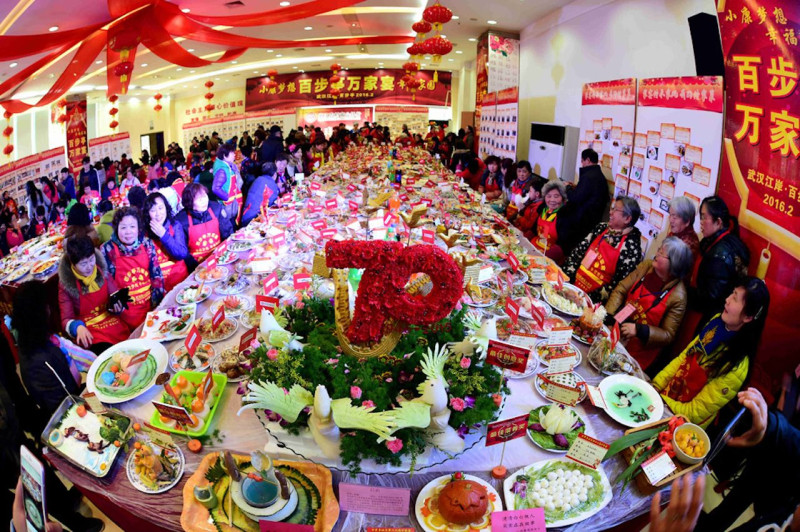武漢百步亭社區每年都會舉辦萬家宴活動。   圖:翻攝自新華社微博