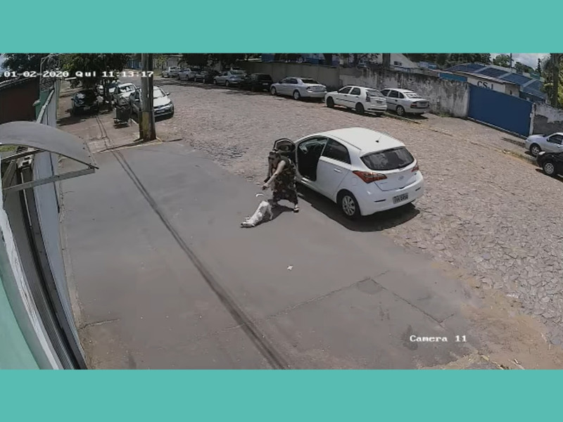 一名女子將行動不便的狗狗遺棄後加速駛離，沒想到一切都被監視器錄下。   圖／Facebook@Anderson Ribeiro FanPage
