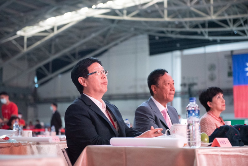 鴻海集團董事長劉揚偉（左一）。   圖：郭台銘辦公室／提供