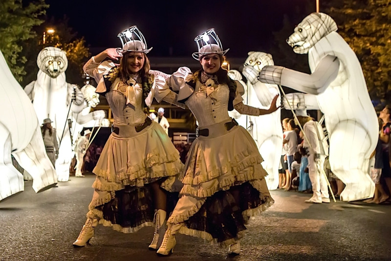 法國大白熊夜光踩街秀將在高雄燈會藝術節演出。   圖：高雄市政府/提供