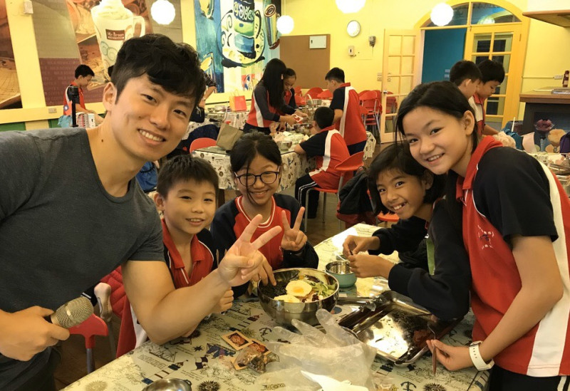 廣達國際文化大使與小朋友合影。 圖 : 廣達文教基金會/提供