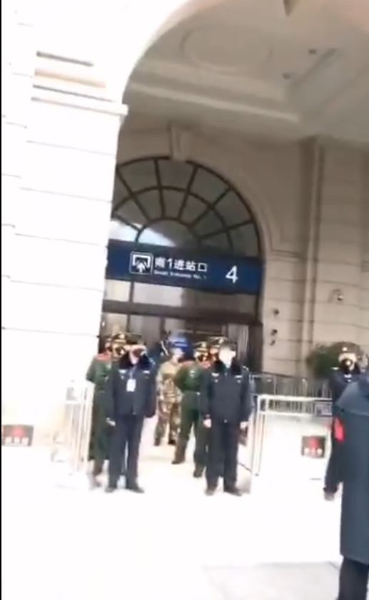中國網友表示，漢口火車站已全面封站，10點以後的票不讓進出，導致車站外有許多旅客滯留   圖：節取自網路