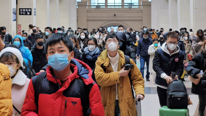 武漢氣氛緊張，民眾出外戴起口罩。(示意圖)   圖：翻攝自香港01 (資料照片)