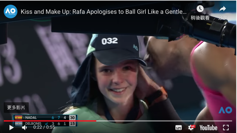 Rafael Nadal 誤擊女球僮，親切送給她頭帶。   圖／翻攝自YOUTUBE