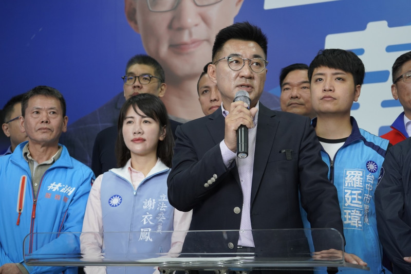 江啟臣由多位藍營青壯派人士陪同宣布參選黨主席。   圖：江啟臣服務處/提供
