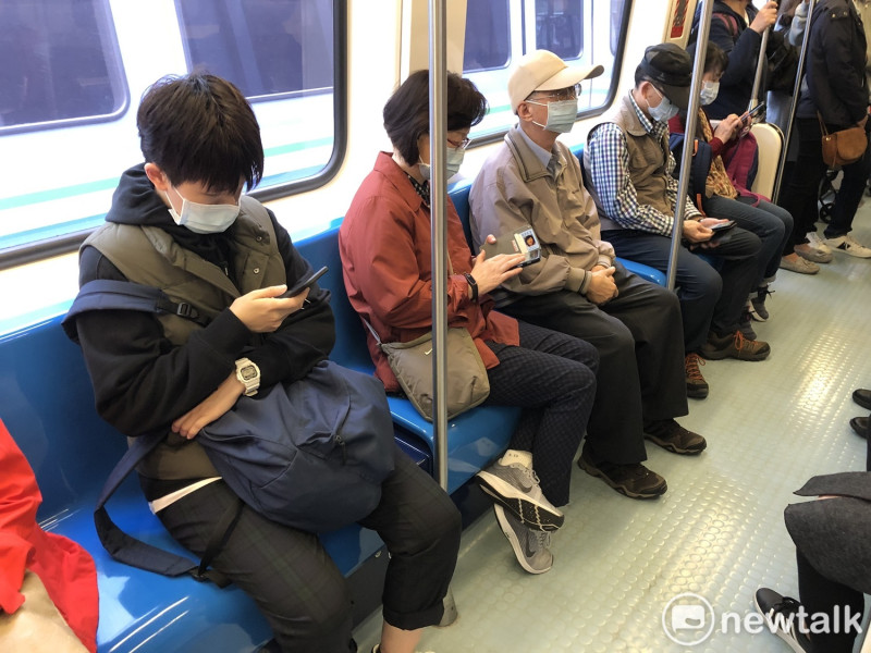 今年健保署實施口罩實名制，很多台灣人都去下載健保署開發的App以便購買口罩，使得蘋果年度熱門App由「健康存摺」奪冠。圖為戴口罩示意圖。   圖：林芷湲/攝（資料照片）