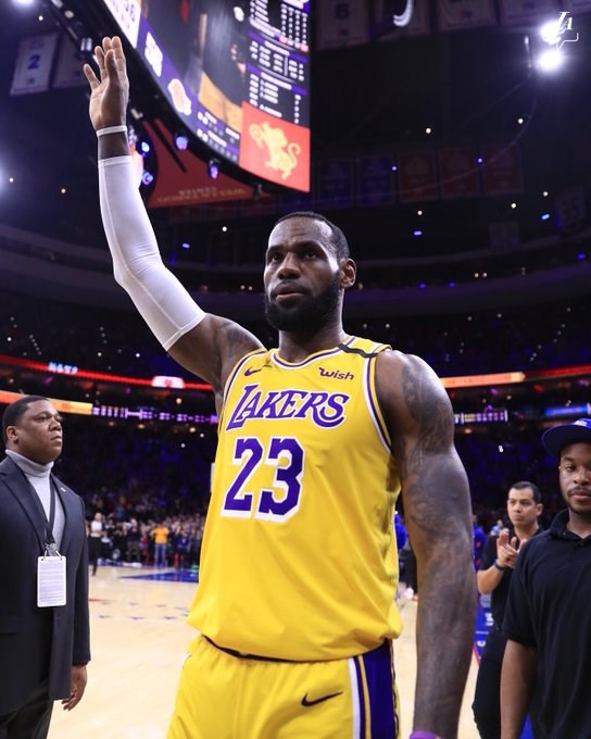 「小皇帝」詹姆斯25日率洛杉磯湖人客場挑戰費城76人，第3節最後7分半上籃得分締造歷史，生涯總得分正式超越退役球星布萊恩。   圖取自twitter.com/Lakers