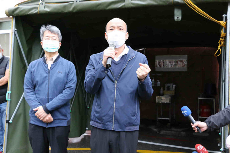 韓國瑜(右)防疫行程，身邊一定少不了衛生局長林立人。(資料照片)   圖：高雄市政府/提供