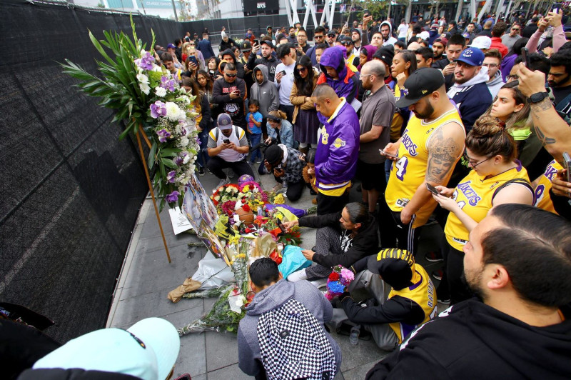 Kobe Bryant搭乘私人直升機失事身亡，得年41歲，美國各界都表達哀悼與不捨，許多球迷更是崩潰難接受。   圖：美聯社／提供