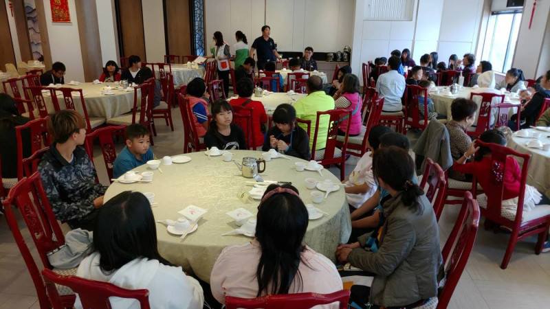 台灣世界展望會恆春中心之學童用餐情形。   圖：小墾丁渡假村/提供