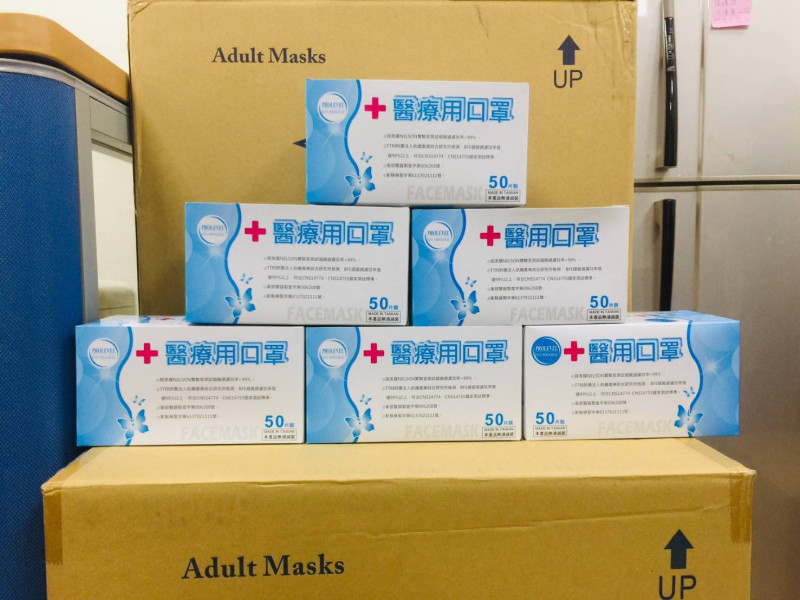 台北市衛生局表示，為因應疫情台北市衛生局釋出戰備外科口罩20萬片，紓解口罩不足的壓力，於今日10時開始發放。(口罩示意圖)   圖：台北市警察局/提供（資料照片）