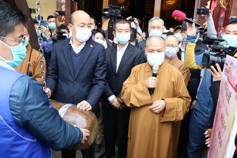 韓國瑜(左二)至佛光山叩鐘祈福。    圖：高雄市政府/提供