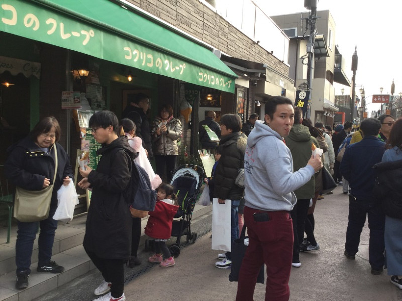 中國大陸武漢肺炎疫情嚴重，但日本鎌倉商店街小町通在大年初一仍擠滿了陸客。   圖：劉黎兒/攝