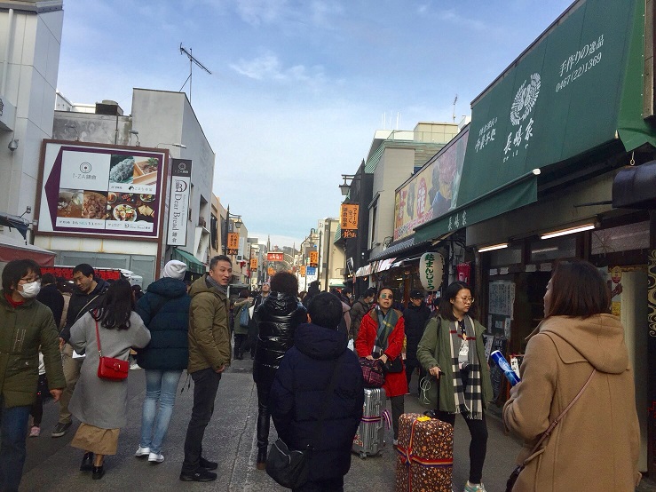 鎌倉商店街小町通在大年初一擠滿了陸客。/圖：劉黎兒攝