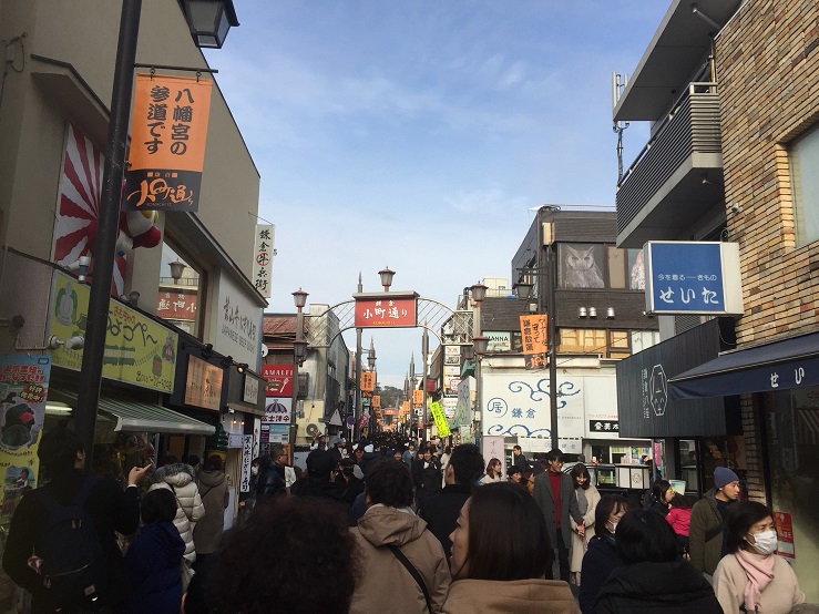 鎌倉商店街小町通在大年初一擠滿了陸客。/圖：劉黎兒攝