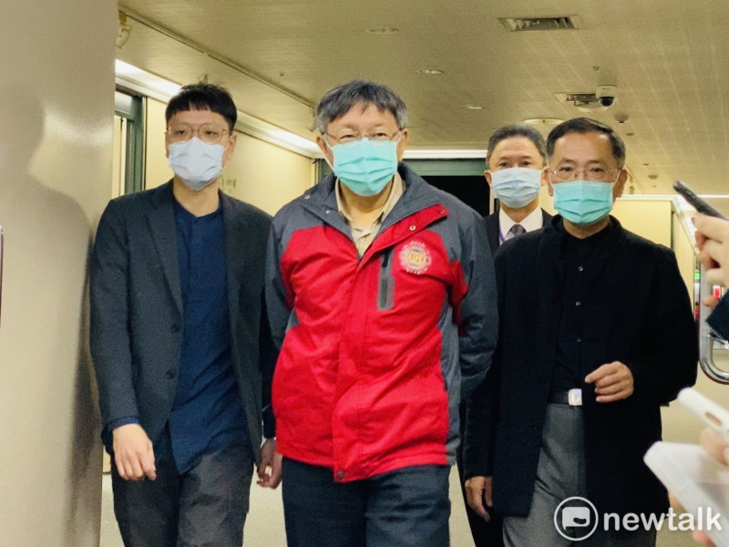 台北市長柯文哲及市府官員都戴上口罩受訪。   圖：周煊惠 ／攝