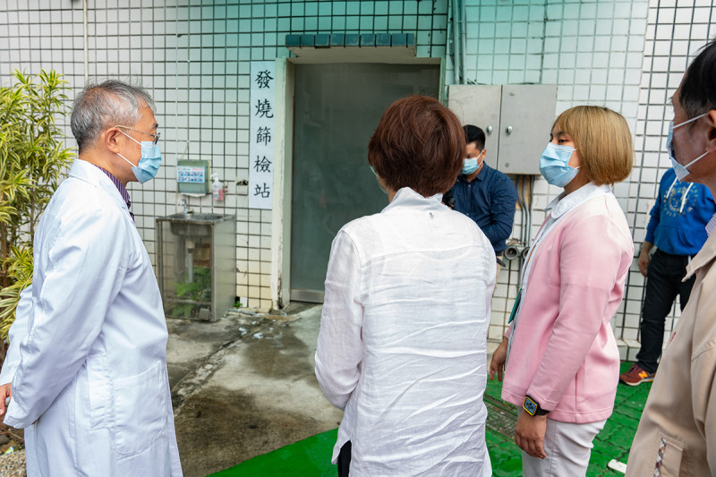台東縣各大醫院管制出入口，進出須測量體溫，且入院須全程配戴口罩。   圖：台東縣政府／提供