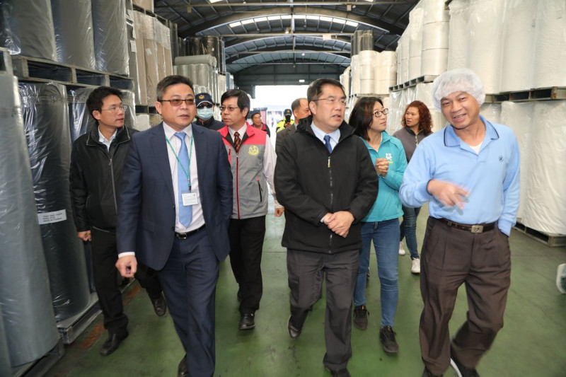 台南市長黃偉哲30日到白河的恒大公司，瞭解口罩生產情況。   圖：翻攝自黃偉哲臉書