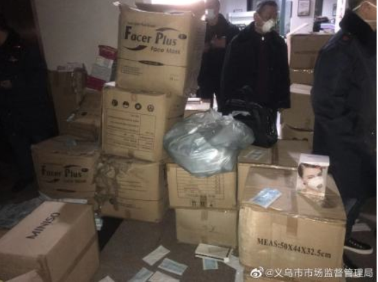 武漢肺炎流行，市場口罩需求大，中國警方查獲販賣假口罩。   圖：翻攝自義烏市市場監督管理局微博