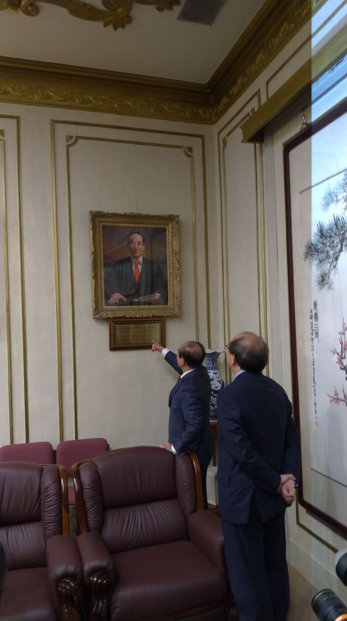 王金平仔細看掛在牆上的自己畫像。   圖 : 陳佩君/攝