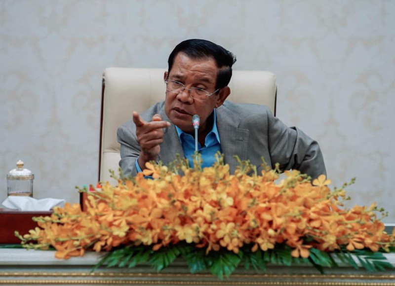 柬埔寨總理洪森30日在活動中向記者與官員嗆聲，總理都沒戴口罩，你們為什麼戴？還威脅要趕走戴口罩的人。   圖：翻攝自洪森臉書
