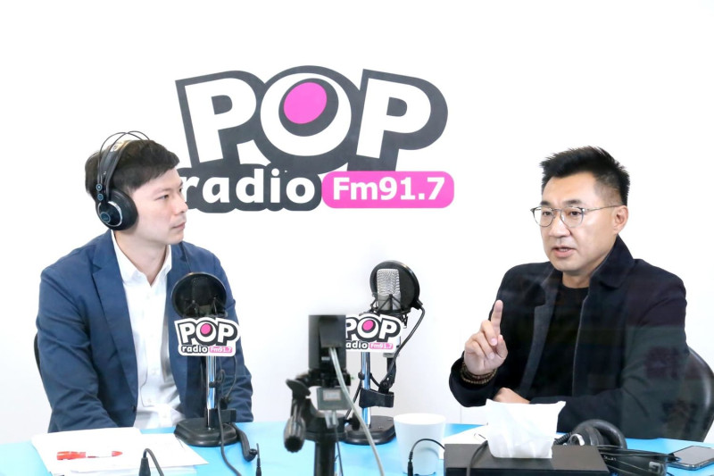 李伯毅（圖左）代班主持節目，專訪江啟臣。   圖：《POP搶先爆》/提供
