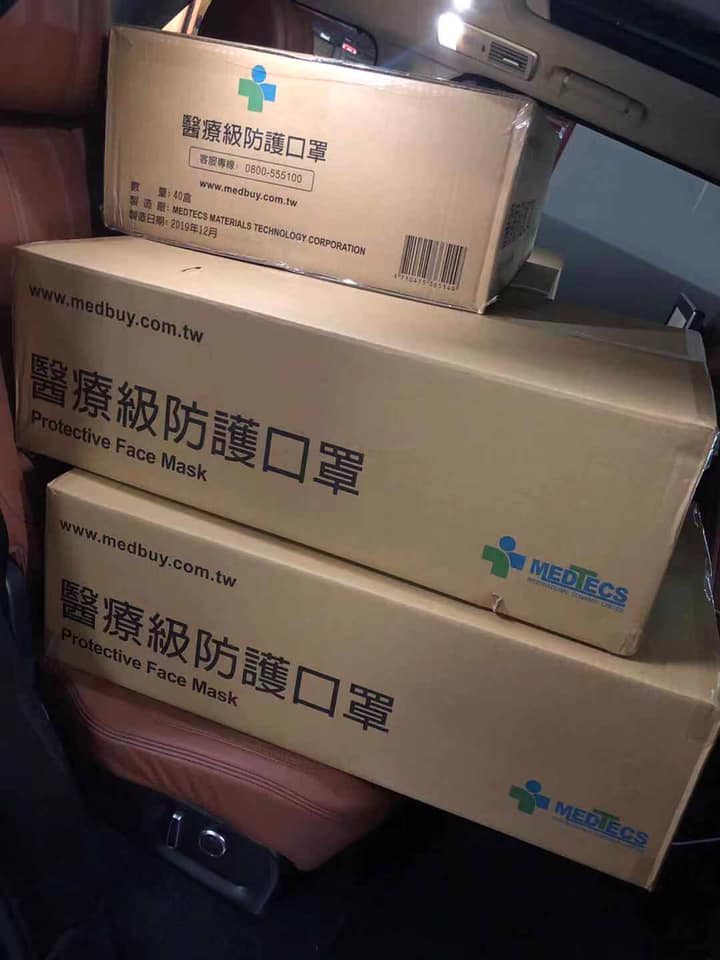 汪小菲在臉書貼出三箱「醫療級防護口罩」照片，稱透過「台北好兄弟」的幫助，買了一萬支醫用口罩。   圖：翻攝汪小菲臉書