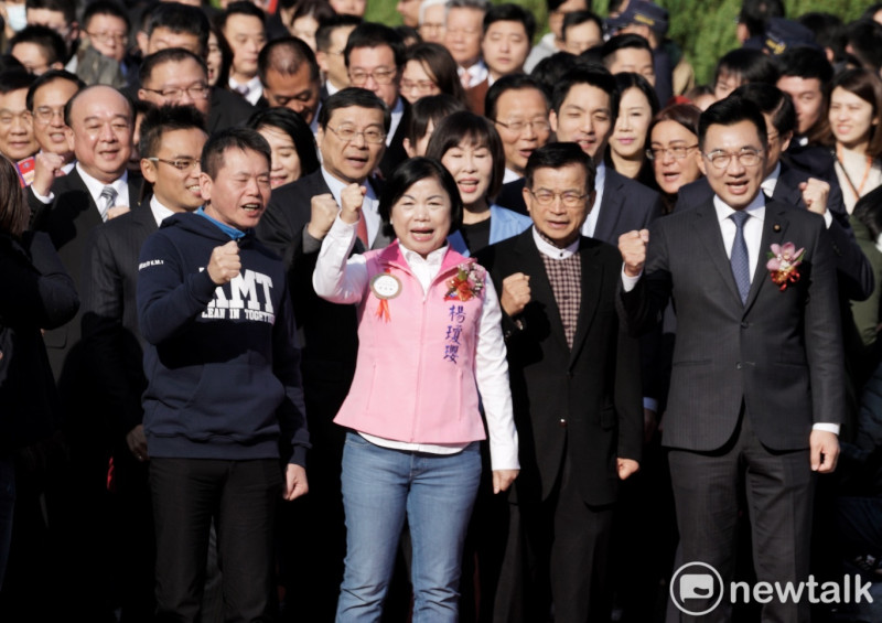 角逐國民黨主席的江啟成和國民黨立法院長正副院長候選人賴士葆、楊瓊櫻以及其他國民黨立委一起大進場。   圖：張良一/攝