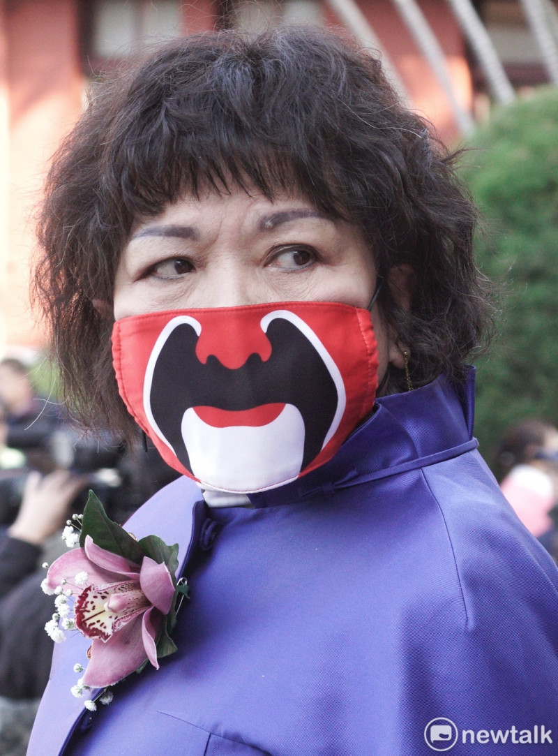 國民黨不分區立委葉毓蘭戴著京劇臉譜造型的口罩報到。   圖：張良一/攝