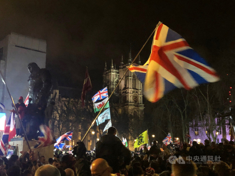 英國當地時間31日終於脫離歐洲聯盟，雖然僅是儀式性的脫歐日，仍吸引不少興奮的民眾到國會廣場慶祝。   圖/中央社