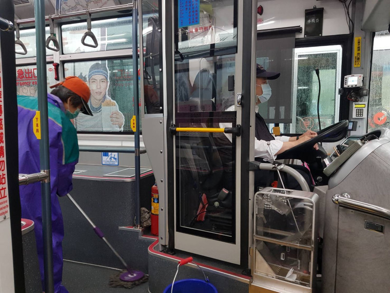 平溪天燈節接駁公車皆已消毒，駕駛員也戴口罩，作好防疫工作。    圖：臺北客運提供