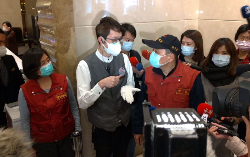 侯友宜、衛生局長陳潤秋（左）到星聚點KTV關心業者防疫情形。    圖：新北市衛生局提供