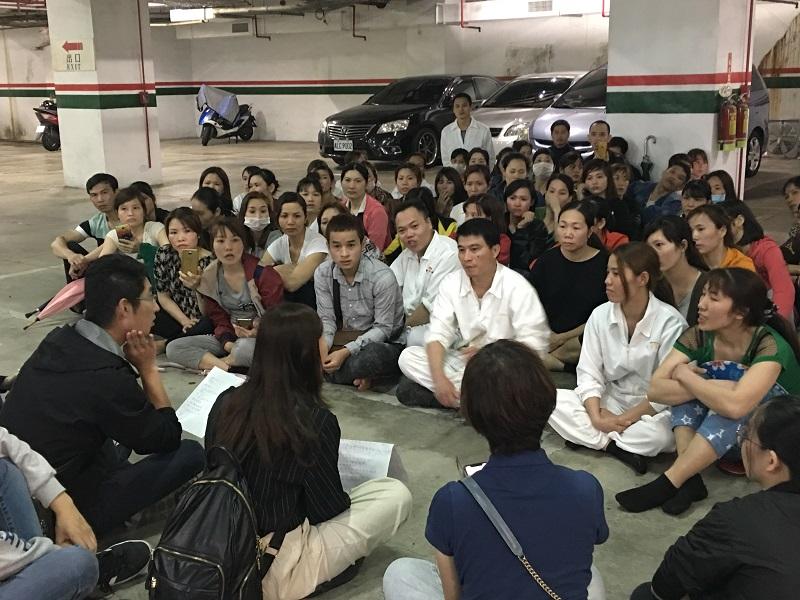去年5月汐止某食品工廠近百名越南移工發動罷工，勞工局外勞j服務科長廖武輝 (下排左一)赴現場協調7個多小時，達成勞雇和解。   圖：新北市勞工局提供 