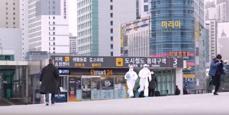 南韓傳出有YouTuber為觀察及向公眾宣傳「武漢肺炎的嚴重性」，在南韓街頭上演醫護人員追逐病患的鬧劇。   圖：翻攝ruliweb論壇