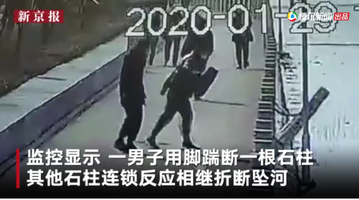 一名男子於中國山西省臨汾市古縣「十里長廊」散步時，踹斷1根石柱，其它214根石柱連帶斷裂。   圖：擷取自騰訊新聞