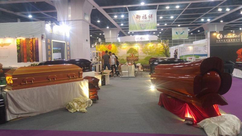 疫情影響內地往香港的交通，香港的棺木供應吃緊。   圖：取自香港孝思園臉書。