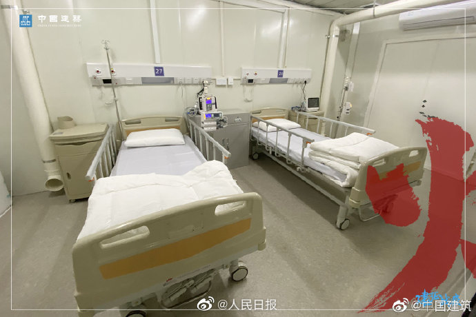 中國官媒《人民日報》3日上午在臉書曝光武漢火神山醫院內部照片，2人1室，門內沒有把手。   圖：翻攝自《人民日報》臉書