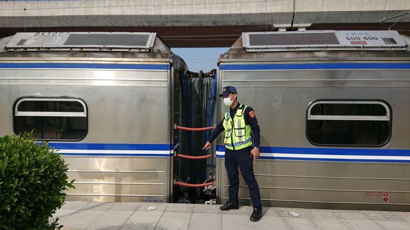 今天下午1時15分，台鐵烏日車站發生乘客攀爬車頂觸高壓電意外，傷者四肢及鼠膝部2度燙傷面積約36%。   圖：台鐵／提供