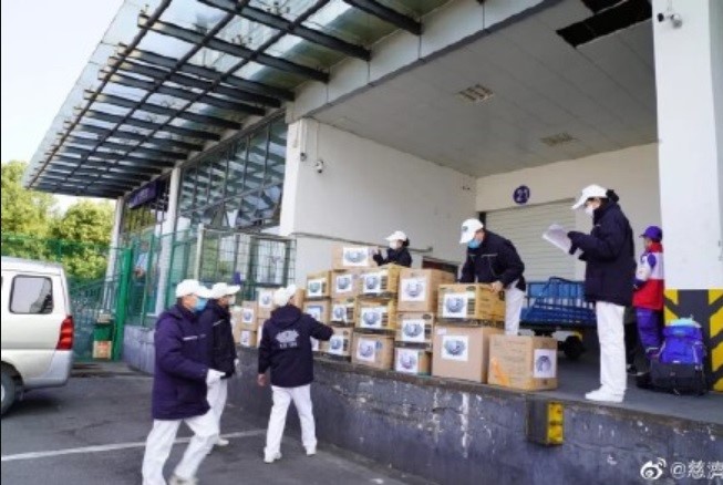 慈濟工作人員清點物資，準備要送去給中國第一線。   圖：翻攝自慈濟微博