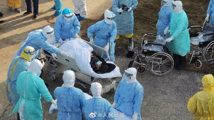 中國大陸武漢肺炎疫情擴大。圖為4日首批新型冠狀病毒感染的患者抵達火神山醫院。   圖：翻攝人民日報臉書