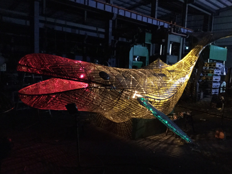 藝術家柯秋地的大型鯨魚作品，將在燈節期間東區現身。   圖：取自台北燈節官網